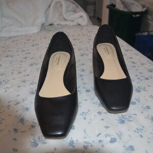 Pre owned Liz Claiborne Block Heel Pump. Color black, size 8.5.